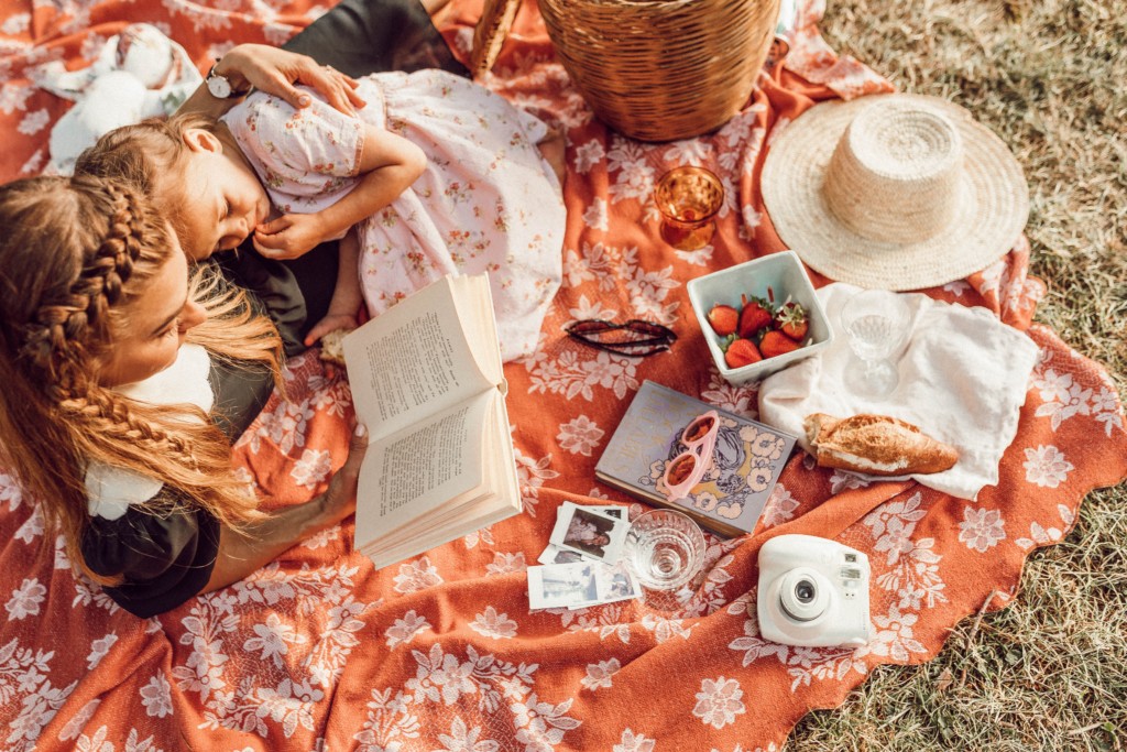 mom and daughter picnic, new moms