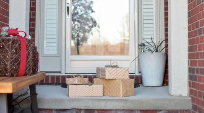 Four Insider Tips for Shipping Gifts During the Holidays shipping gifts