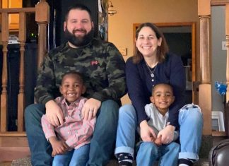 Meet Lindsay, A Small Town Mom Living and Loving a Life of Chaos small town mom