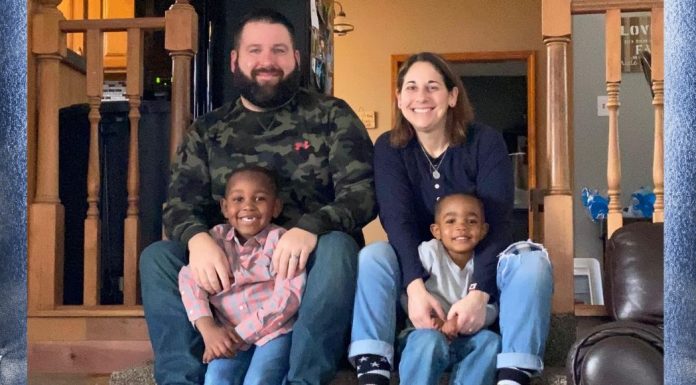 Meet Lindsay, A Small Town Mom Living and Loving a Life of Chaos small town mom